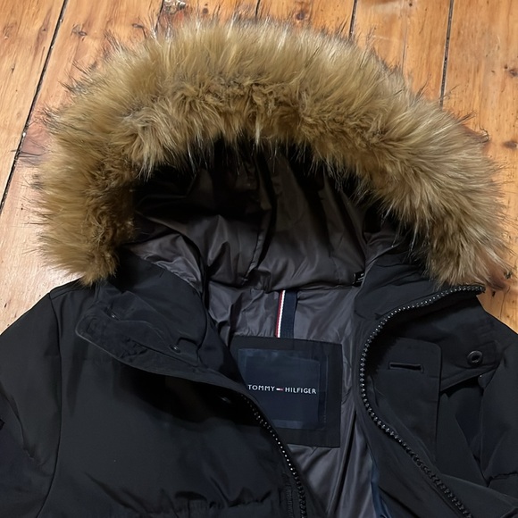 Tommy Hilfiger Puffer Jacket With Fur Hood- Medium - Like New - Picture 4 of 5